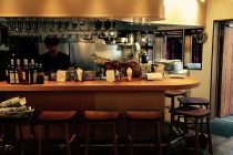 飲食店の厨房をオープンキッチンにしようと考えています。どのような点に注意すればよいでしょうか？