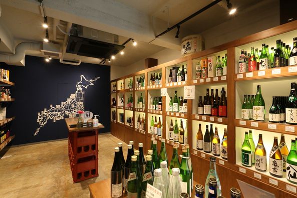 小島屋酒店 小田急線登戸駅駅から徒歩4分 マニアックなおつまみと美味しい日本酒が楽しめる酒屋さん 販促ニュースvol 05 東京神奈川の飲食店設計施工のhacolabo ハコラボ 商業空間デザイン 舞台美術造形 ロゴイラストデザイン等