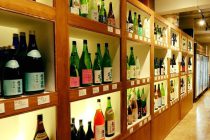 広場の前に素敵な地酒専門店の地酒本舗小島屋様のお店を創りました