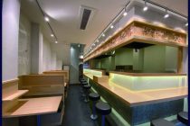 カウンターの長さ２倍！？奥行きを演出する鏡